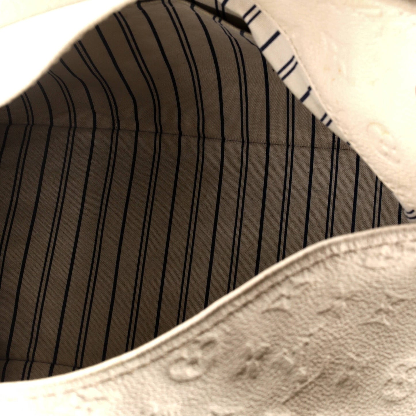 Artsy Handbag Monogram Empreinte Leather MM